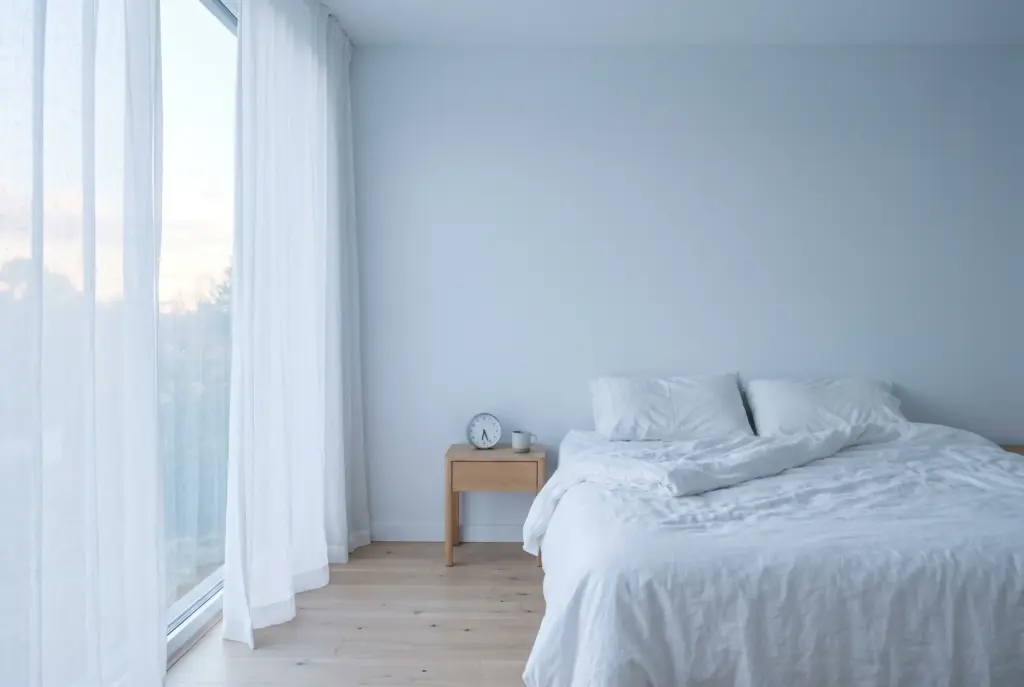 Helles Schlafzimmer mit weichen Schatten
